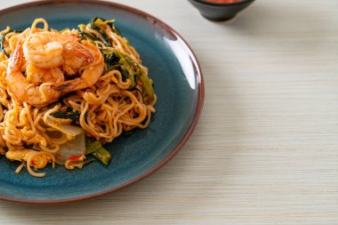 Karıştırılmış hazır erişteli sukiyaki, karidesli, Asya usulü.