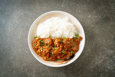 Tavuklu tikka masala, tabakta pilav, Hint yemeği tarzı.