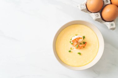 Karides ve taze soğanlı buğulanmış yumurta.