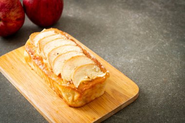 Elmalı ekmek tahtada parçalanmış kek.