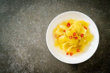 Baharatlı salata turşusu lahana ya da susam yağlı kereviz Asya yemeği tarzı.