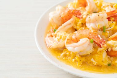 Karidesli ev yapımı kremalı omlet veya çırpılmış yumurta ve karides.