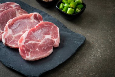 Taze domuz boyunlu ya da yakalı domuz eti ve terbiye edilecek malzemeler.