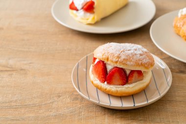 Motitozzo çilek krem peynir ya da krem peynirli çörek burger.