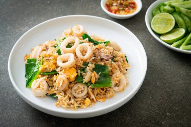 Kalamar ya da ahtapotlu pilav. Kalamar, yumurta ve lahana ile kızartılmış pilav.