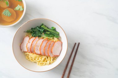 Barbekü Kırmızı Domuz Eriştesi Çorbalı - Asya usulü