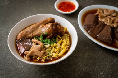 Kahverengi çorbada haşlanmış ördek ve haşlanmış yumurtalı şehriye Asya yemeği.