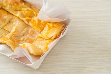 Yumurtalı kızarmış roti ve yoğunlaştırılmış süt.