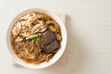 Kahverengi Çorba Kasesinde haşlanmış Tavuk Eriştesi - Asya usulü