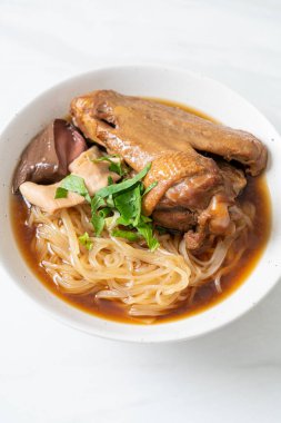 Kahverengi çorbalı ağır ateşte pişmiş ördek eriştesi. Asya usulü.