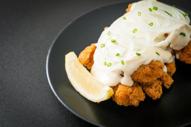 Kore usulü kremalı soğan soslu kar soğanı tavuğu ya da kızarmış tavuk.