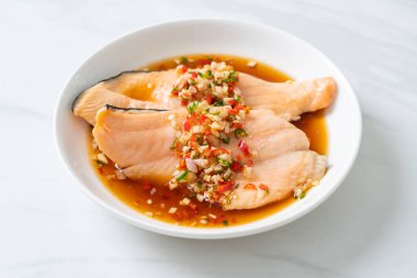 Yuzu Ponzu soslu haşlanmış alabalık veya somon balığı.