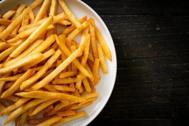 Patates kızartması ya da ekşi krema ve ketçaplı patates cipsi.
