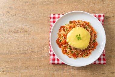 Hamburg ve peynirli spagetti domates sosu.