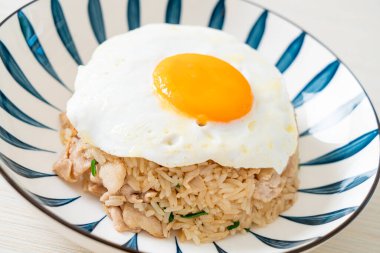 Japon usulü kızarmış pilav ve kızarmış yumurta. Asya usulü.