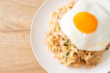 Japon usulü kızarmış pilav ve kızarmış yumurta. Asya usulü.