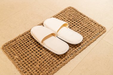 Beyaz terlik otel odasında.