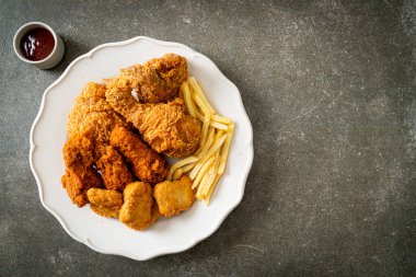 Patates kızartmalı kızarmış tavuk ve tabakta nugget - sağlıksız yemek.