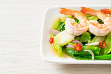 Karidesli baharatlı Çin Kale Salatası - Asya usulü