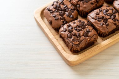 Üstünde çikolata parçacıkları olan çikolatalı browniler.