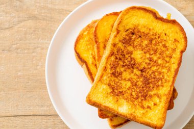 Kahvaltı için beyaz tabakta yumurtalı ekmek.