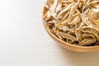 Kurutulmuş küçük çıtır balık.