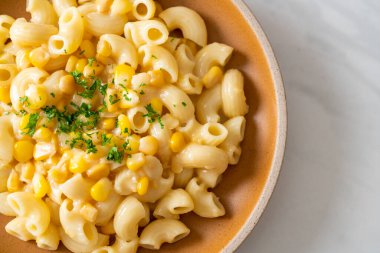 Tabakta krem peynirli makarna.