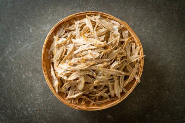 Kurutulmuş küçük çıtır balık.