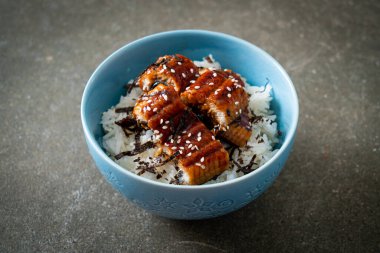 Yılan balığı pirinç kasesi veya unagi pirinç kasesi - Japon yemek tarzı.