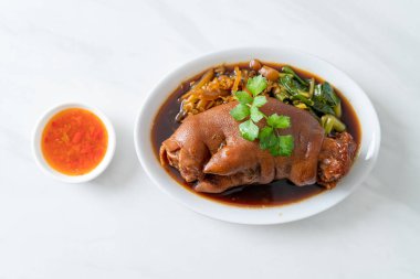 Domuz budu yahnisi ya da domuz budu - Asya yemeği tarzı