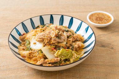 Kızarmış Tayland usulü Sukiyaki ya da Sukiyaki soslu domuz ve sebzeli karışık vermicelli Asya yemeği.