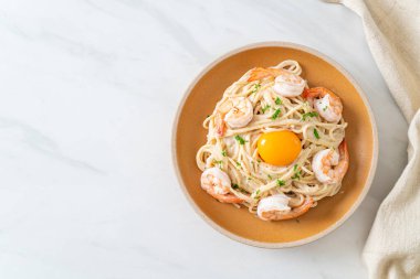 Ev yapımı spagetti beyaz krema soslu karides ve yumurta sarısı.