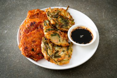 Pajeon veya Kore gözlemesi ve Kore kimçi krepi veya Kimchijeon - Kore geleneksel yemek tarzı