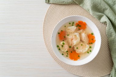 Beyaz kasede karides köftesi çorbası, Asya yemeği tarzı.