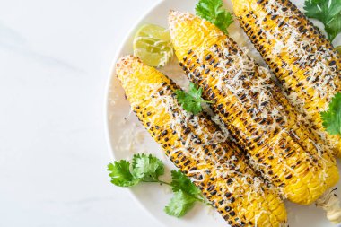 Barbekü ve ızgara mısır, peynirli ve limonlu
