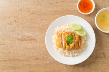 Kızarmış tavuklu pilav ya da Hainanese tavuklu pilav - Asya usulü.