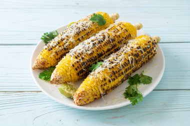 Barbekü ve ızgara mısır, peynirli ve limonlu