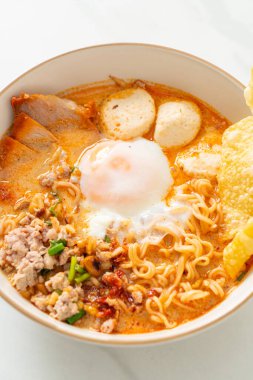 Baharatlı çorbada köfte ve domuz etli hazır şehriye mi yoksa Asya usulü Tom Erişte mi?