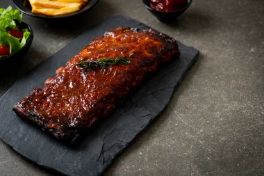 Barbekü soslu ızgara pirzola ve domuz pirzolası.