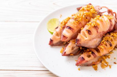 Sarımsaklı kızarmış kalamar - deniz ürünleri tarzı.