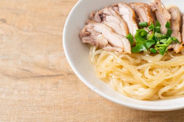 Beyaz kasede kurutulmuş ördek eriştesi. Asya usulü.