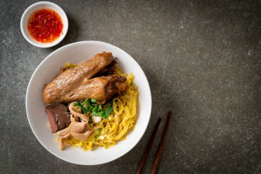 Yumurtalı erişte, kurutulmuş ördekle servis edilir. Asya usulü.