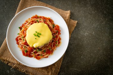 Hamburg ve peynirli spagetti domates sosu.