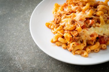 İtalyan usulü peynirli ev yapımı fırında makarna.