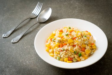 Karışık sebzeli ev yapımı pilav (havuç, yeşil bezelye, mısır) ve yumurta