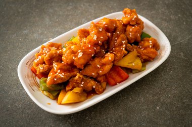 Kore usulü tatlı ve ekşi soslu kızarmış tavuk.