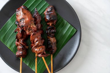 Izgara tavuk ciğeri şiş - Asya sokak yemeği tarzı