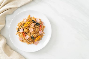 Asya usulü baharatlı ve otlu jambonlu pilav.