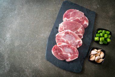 Taze domuz boyunlu ya da yakalı domuz eti ve terbiye edilecek malzemeler.