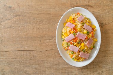 Jambonlu ev yapımı pilav ve karışık sebze (havuç, yeşil bezelye, havuç))